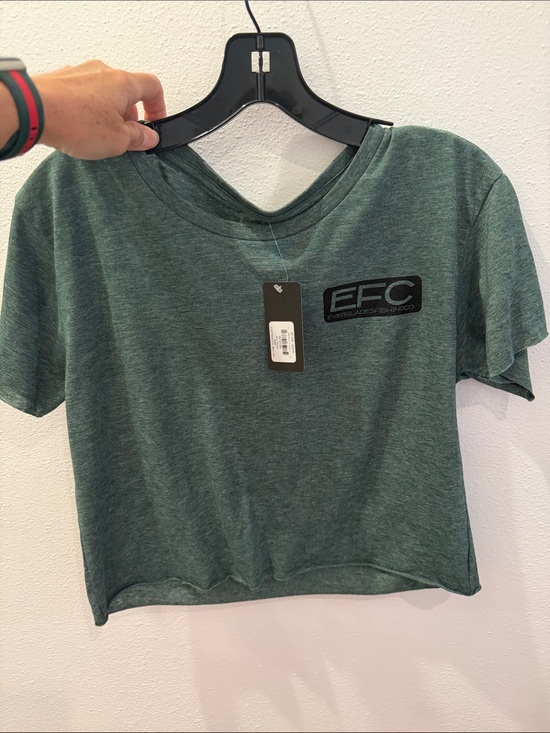 everglades fishing co Tops - EVERGLADES FISHING CO Cropped Crew Neck Tee in Heather Forest Green